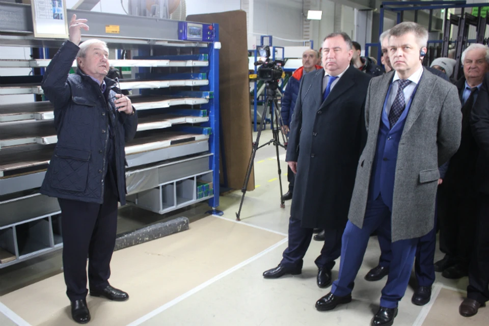 Главный учредитель завода Игорь Седов провел экскурсию для гостей.