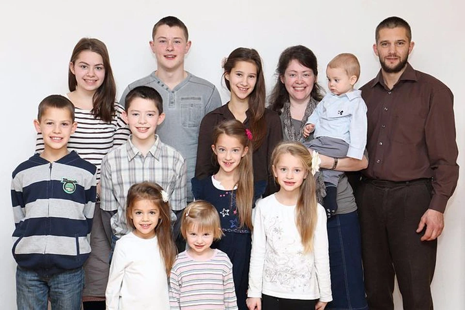 Мартенсы и их 10 детей. Фото: предоставлено газетой Кыштовского района «Правда Севера»