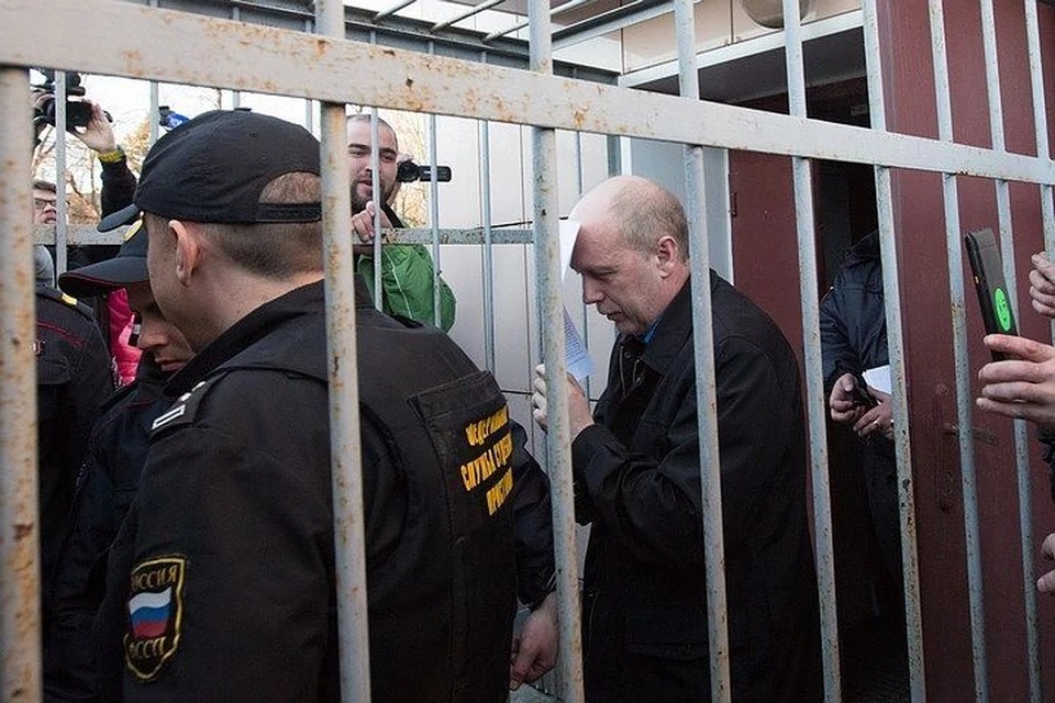 Владимир Бельский сначала собирался на телешоу, а теперь лицо закрывает от журналистов.