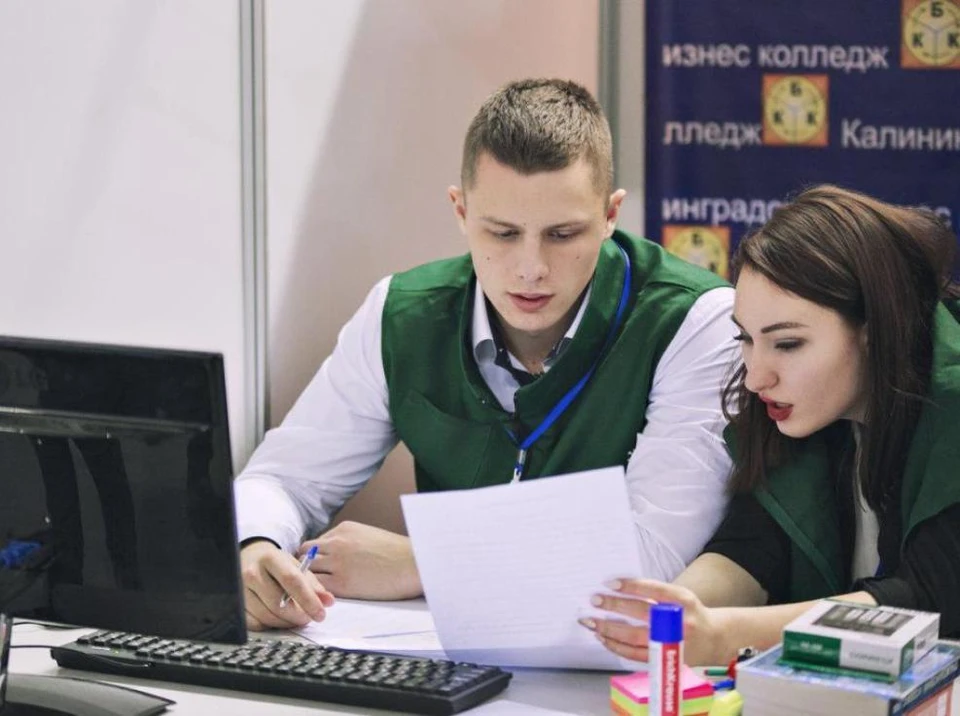Студенты колледжа Степан Цволко и Дарья Белоусова в процессе разработки очередной бизнес-идеи