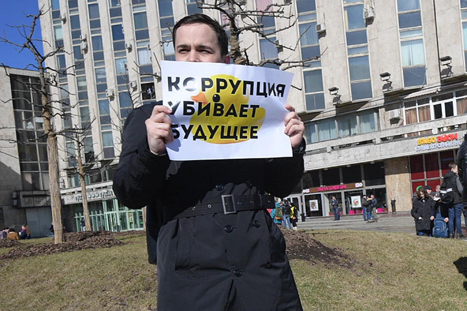 Навальный призвал людей прийти с плакатами в воскресенье на Тверскую, несмотря на то, что акция не согласована