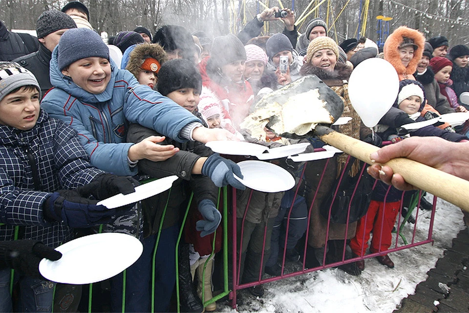 Ставрополь, 2012 года. Жителей города кормят "халявными" блинами с лопаты в честь Масленницы.