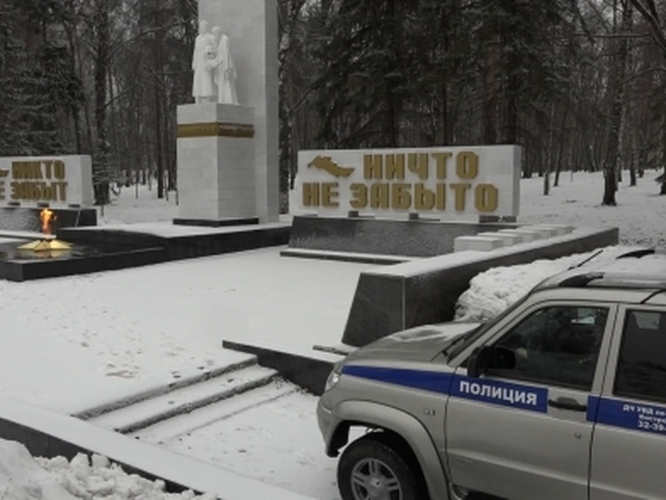 На мемориале в Костроме задержали нарушителей.
