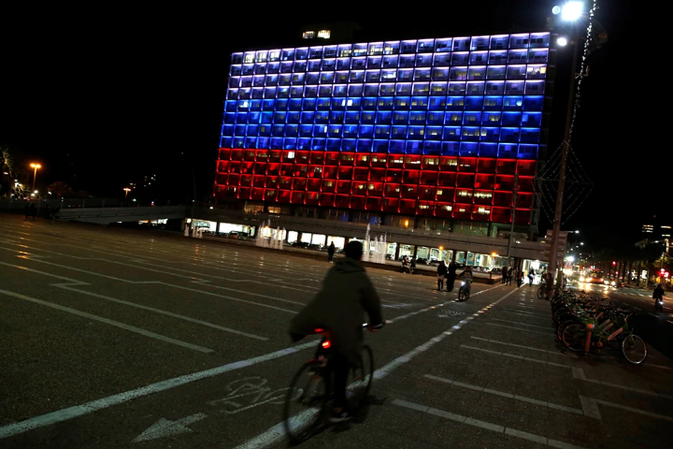 Вечером в понедельник окрасила фасад цветами российского триколора мэрия Тель-Авива