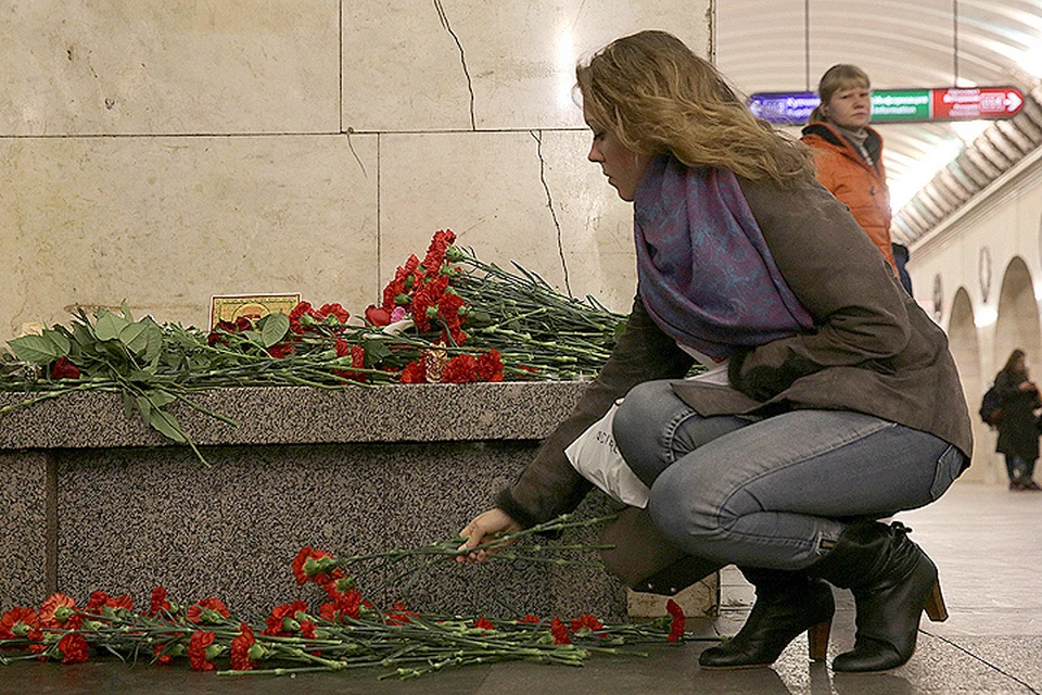 Цветы у стихийного мемориала в метро Санкт-Петербурга.