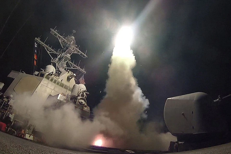 Пуск крылатой ракеты по Сирии с эсминца ВМФ США "Портер" в Средиземном море.