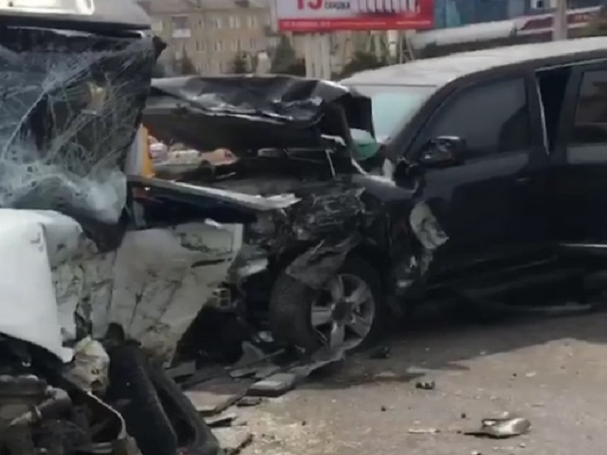 В Махачкале водитель бронированного джипа, скрываясь с места смертельного  ДТП, протаранил маршрутку - KP.RU