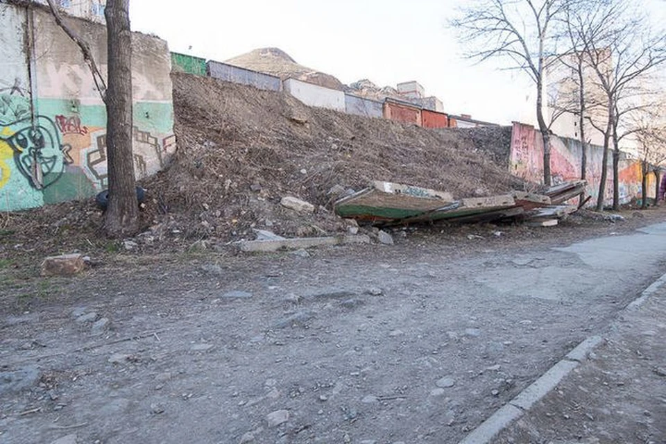 На этом фото прекрасно все: рухнувшая подпорная стена и земля с камнями вместо тротуара. Фото: Павел Королев