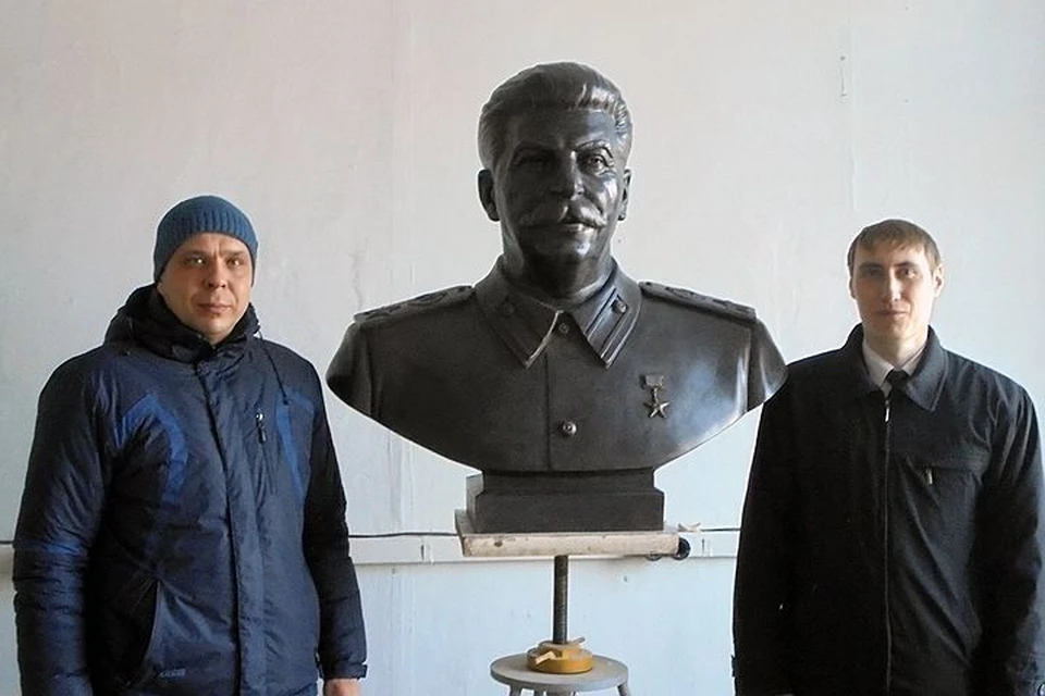 Члены инициативной группы по установке памятника Алексей Денисюк (слева) и Илья Юшков. Фото предоставлено Алексеем Денисюком.