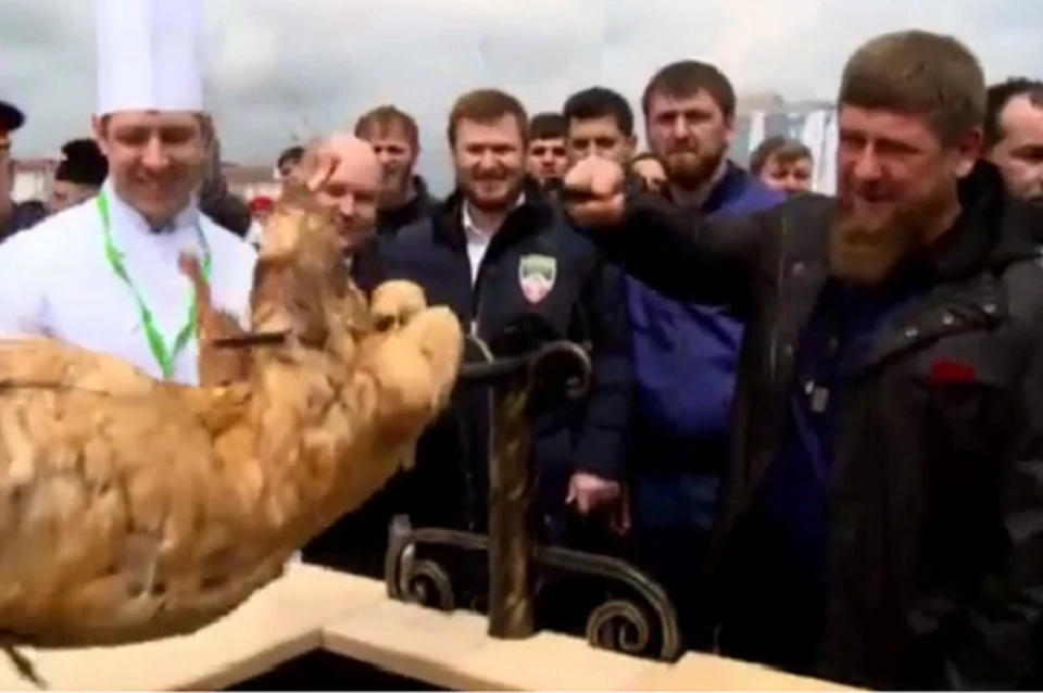 Рамзан Кадыров, встречая и привечая гостей, лично крутил вертел с поджаренным бараном. Фото: стоп-кадр видео.