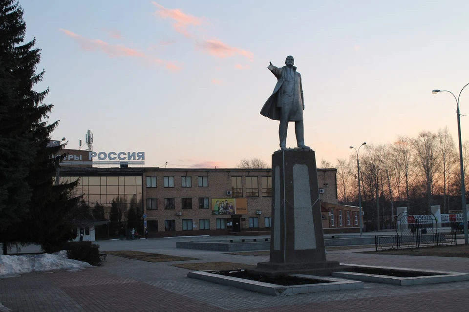На главной площади Отрадного встречает Ленин и надпись - Россия