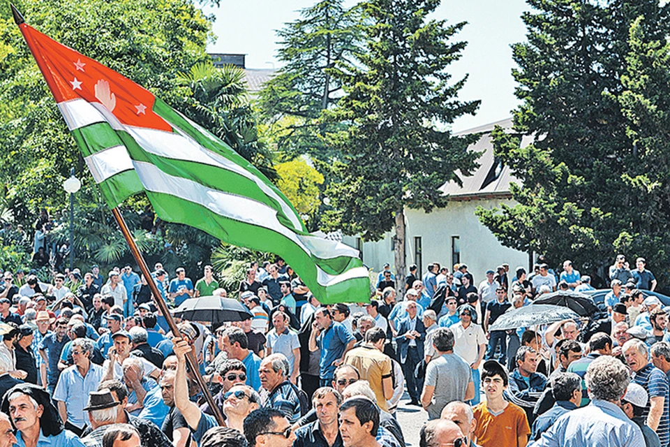 Сухум. Май 2014 года. Сторонники оппозиции у здания парламента Абхазии. Так закончилась эпоха президента Анкваба. Фото Артур ЛЕБЕДЕВ/ТАСС
