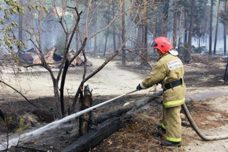 Из-за пала травы в поселке Черемушки в Бурятии загорелись 15 домов. Фото: ГУ МЧС России по Бурятии.