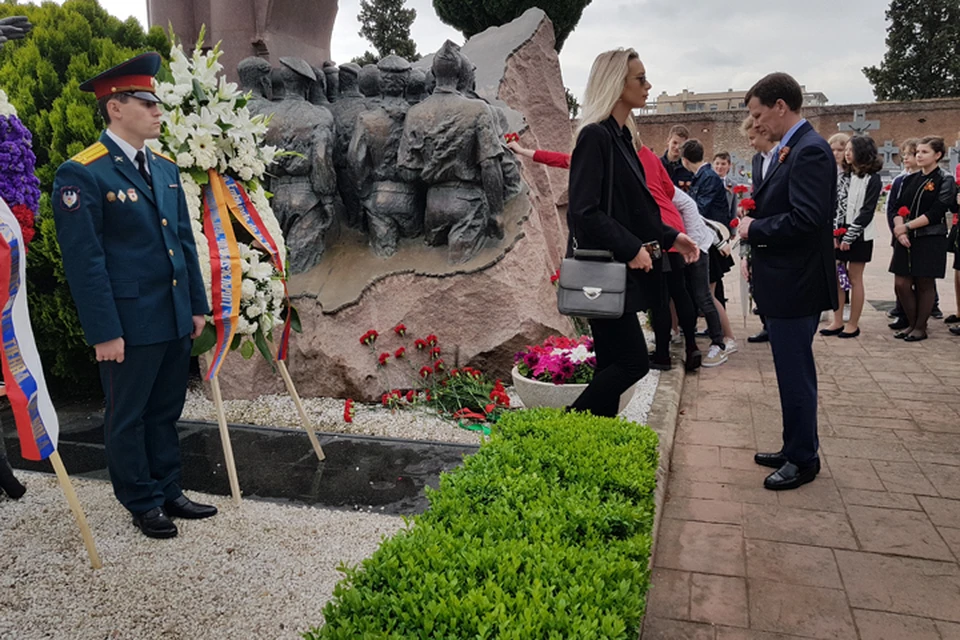 Возложение венков к памятнику советских солдат является традиционным и происходит в Мадриде уже многие годы в День Победы