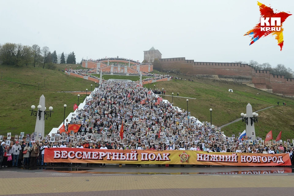 20 тысяч участников Бессмертного полка 2017 в Нижнем Новгороде выстроились на Чкаловской лестнице. Фото: Дмитрий КОСОЛАПОВ
