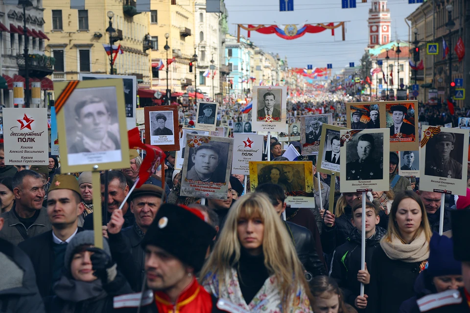 Одно из главных событий праздника - шествие по Невскому проспекту