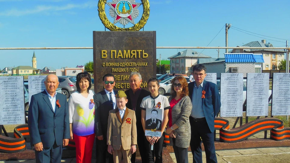 Жители села, гости возложили цветы и венки, как дань уважения и почтения всем растопуловцам, погибшим в Великую Отечественную войну.