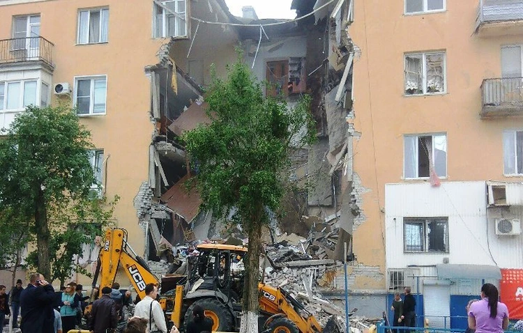 В жилом доме Волгограда взорвался газ: обрушился подъезд, есть погибшие