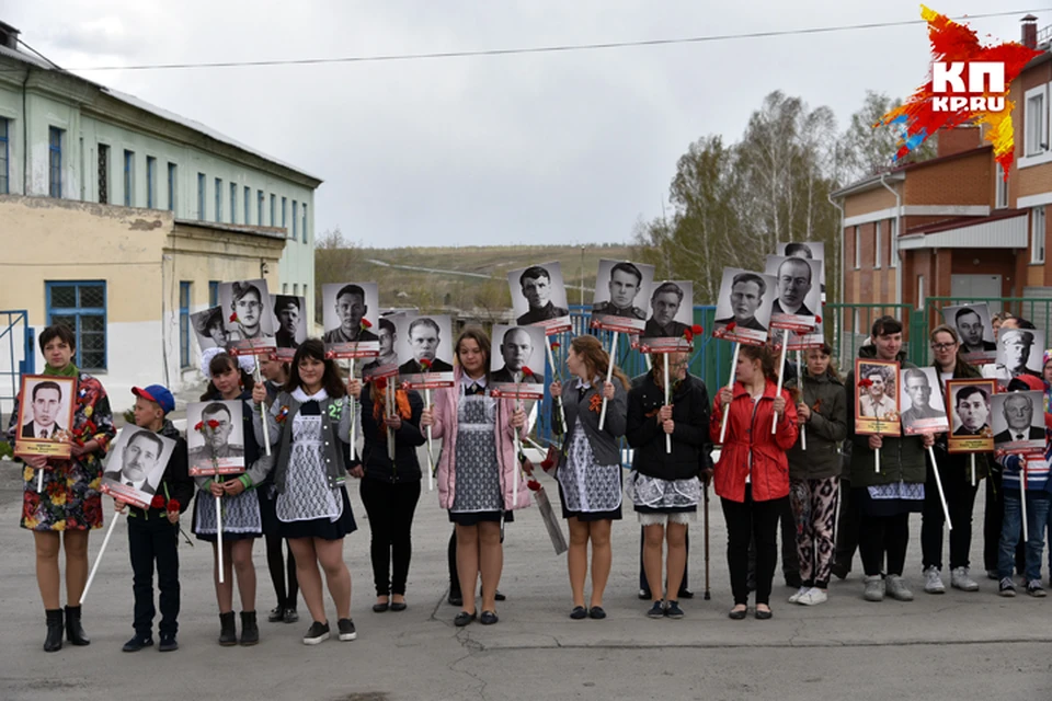 В акции «Бессмертный полк» в Листвянском приняли участие школьники и участники совета ветеранов.