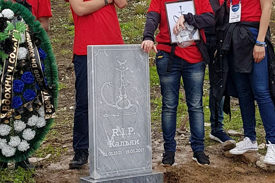 Памятник появился по соседству с могилой, в котором покоится «Цезарь». Фото: кадр очевидца.