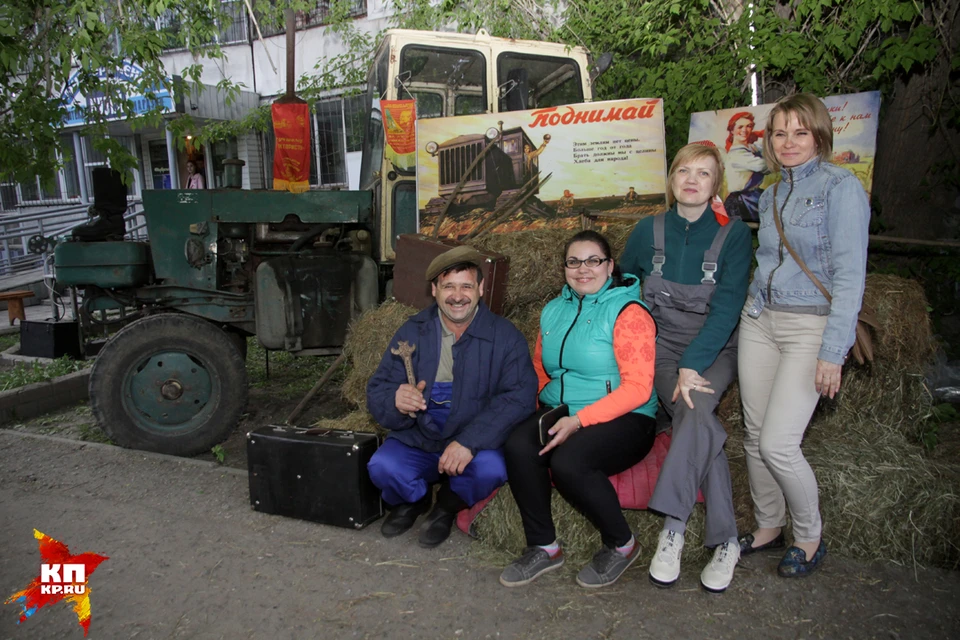 Стог сена привезли в барнаульский музей «Мир времени»