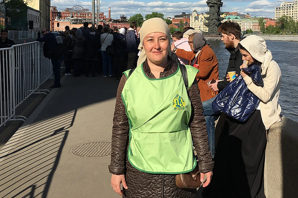 Журналистка "КП" Наталья Варсегова поработала волонтером в очереди к храму Христа Спасителя.