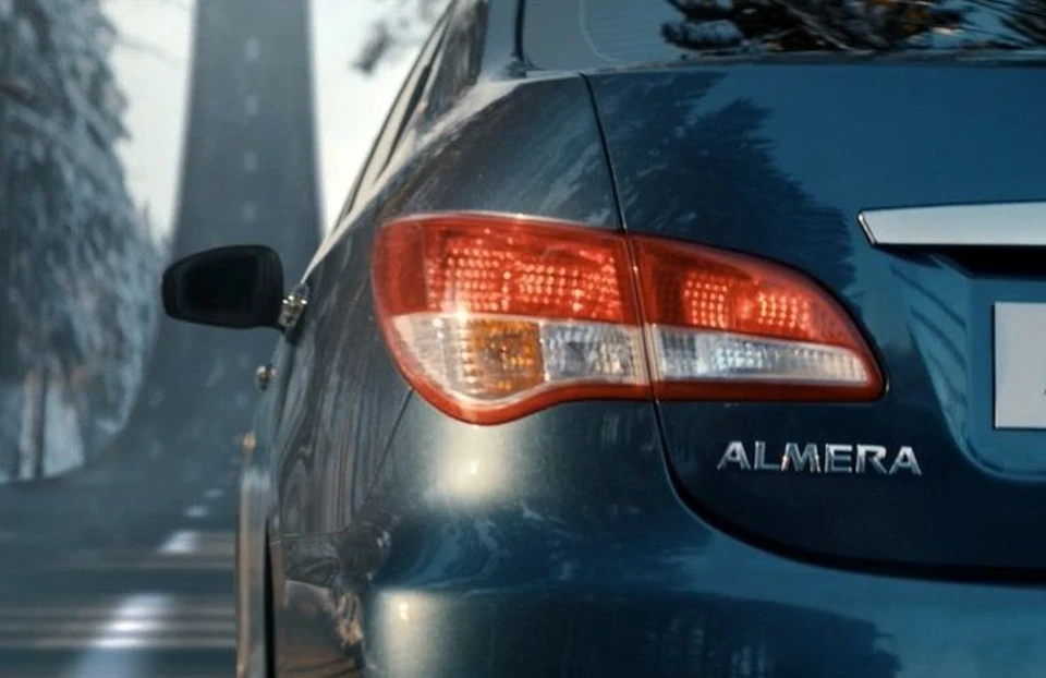 Российский седан Nissan Almera наружно напоминает японскую модель Bluebird Sylphy, однако начинка у него от Renault Logan, да и выпускается машина в Тольятти