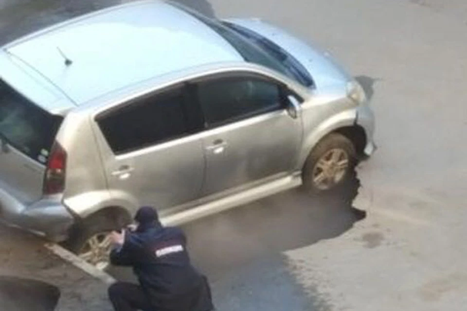 Из-за утечки на теплотрассе автомобиль едва не ушел под землю в одном из дворов Иркутска. Фото: группа "ДТП 38 RUS" ВКонтакте.