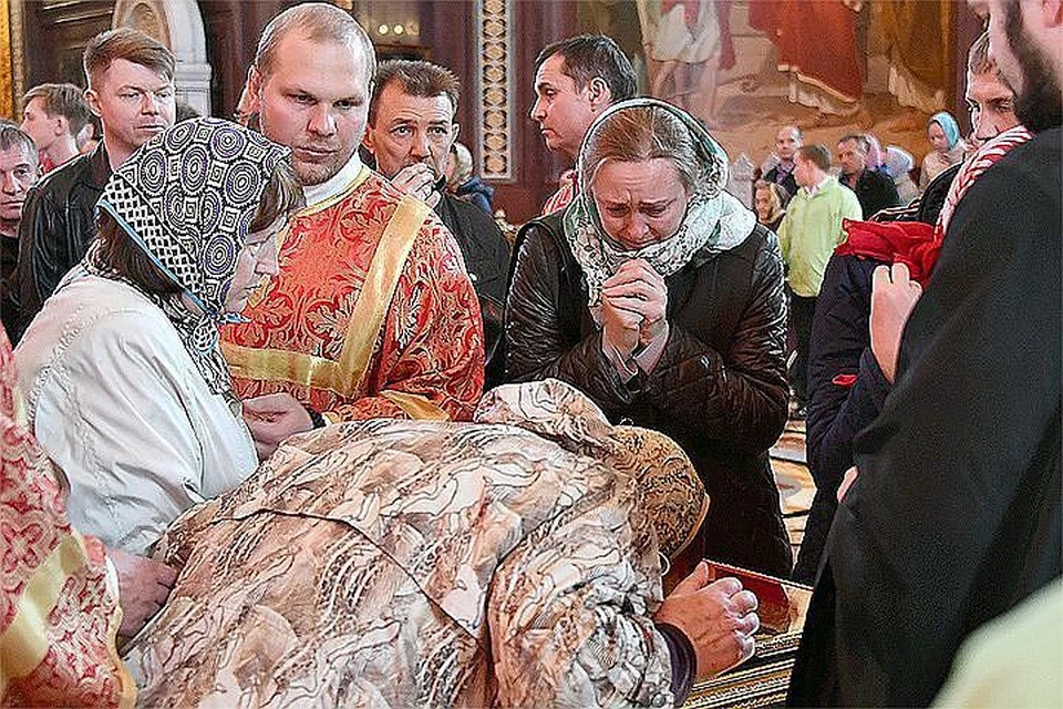Православные верующие у мощей Николая Чудотворца в храме Христа Спасителя.