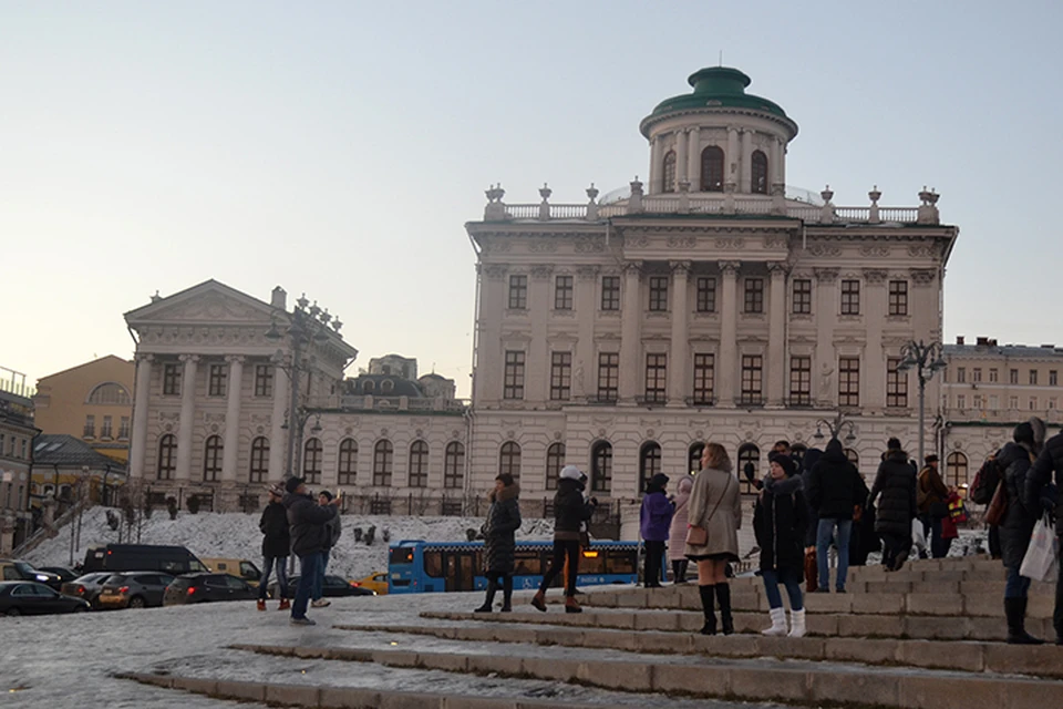 Дом Пашкова во всей красе сейчас можно рассмотреть со стороны памятника князю Владимиру. Очень удачная получилась смотровая площадка