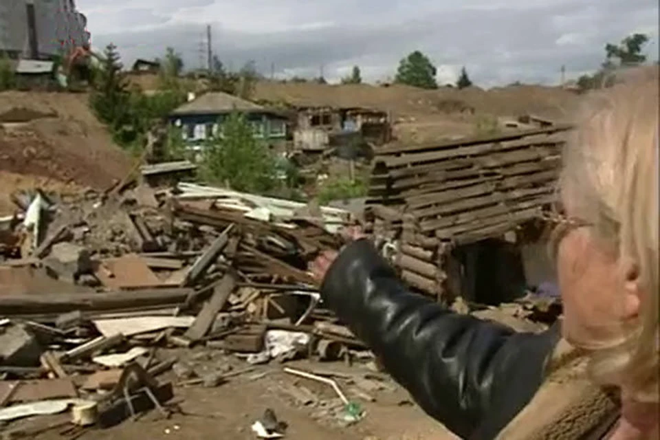В Красноярске строители дороги снесли жилой дом, пока хозяева отсутствовали. Фото предоставлено телеканалом "СТС-Прима"