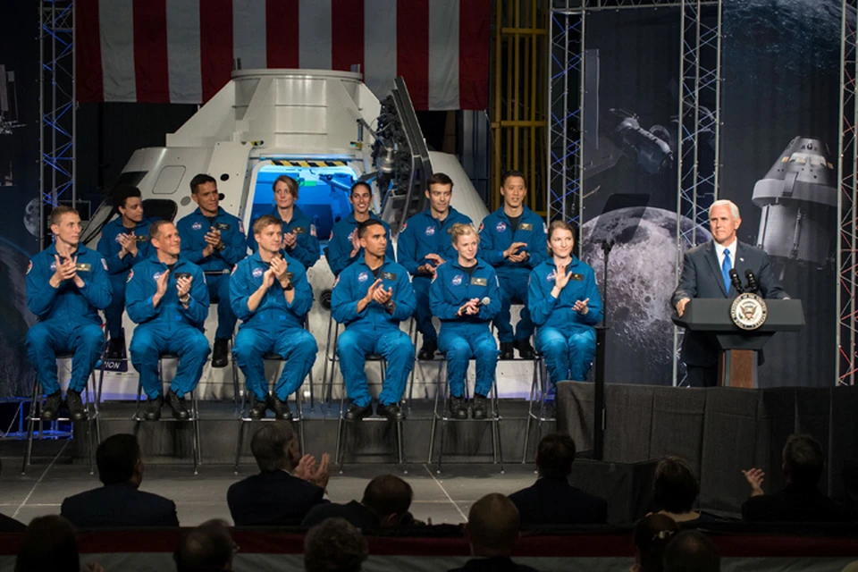 Семерых мужчин и пятерых женщин в Космическом центре имени Джонсона в Хьюстоне приветсвовал вице-президент США Майкл Пенс