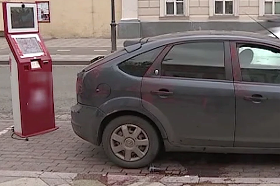 Черный "Форд" с заклеенными номерами инспекторы 6-го спецбатальона ДПС приметили в самом центре Москвы в районе Арбата.