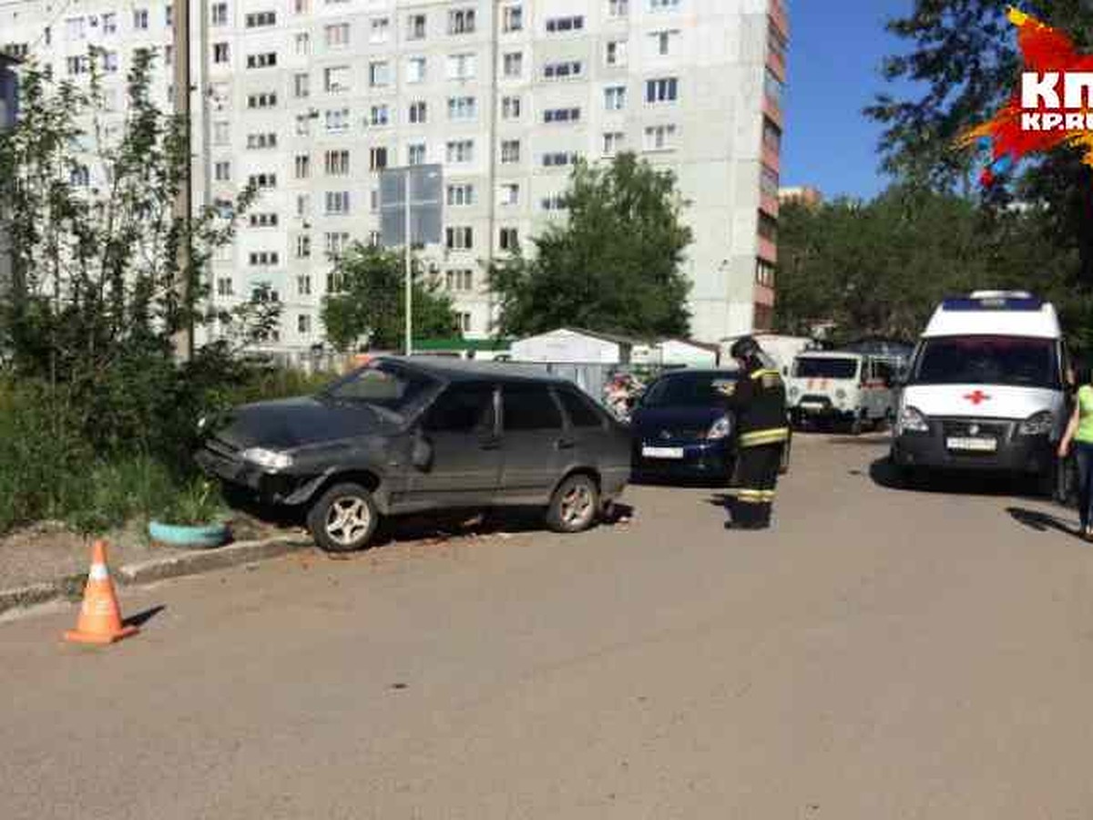 В Омске машина поехала без водителя и сбила человека - KP.RU