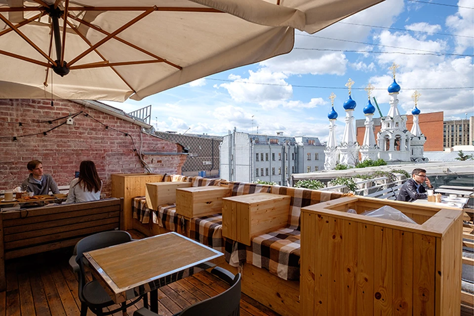 Вид с летней веранды ресторана «Счастье на крыше»просто завораживающий. Фото: Александр Зеликов/ТАСС