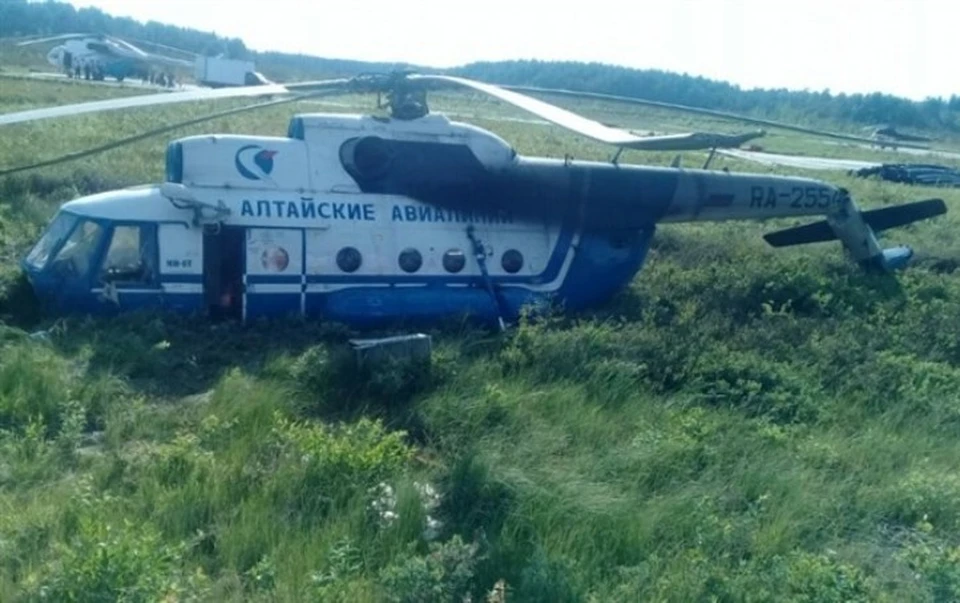 На севере Томской области совершил аварийную посадку вертолет Ми-8. Фото: пресс-служба МЧС по Томской области.