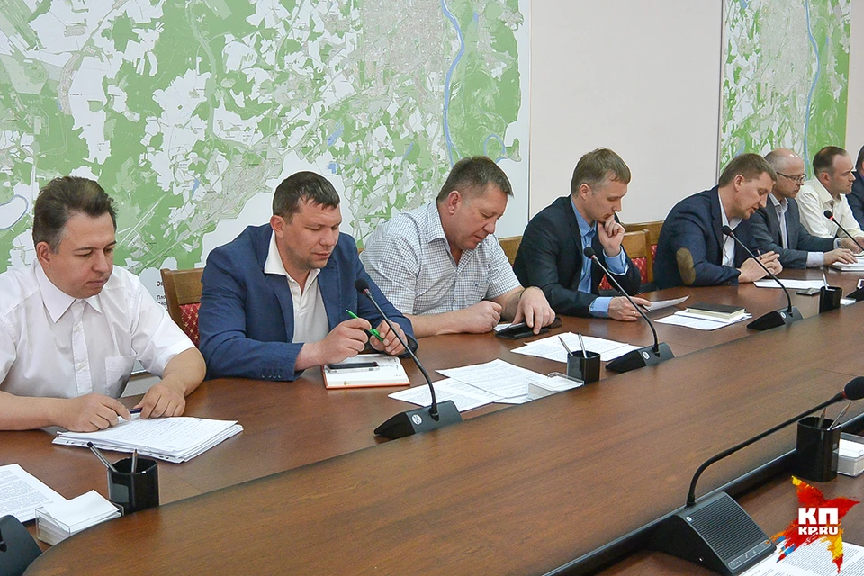 На совещании в администрации Кирова люди, которые делают наши дороги, счастливыми не казались.