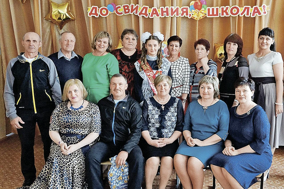 На выпускном фото Лера Горбунова (в центре) в окружении учителей. Фото: личный архив Леры Горбуновой