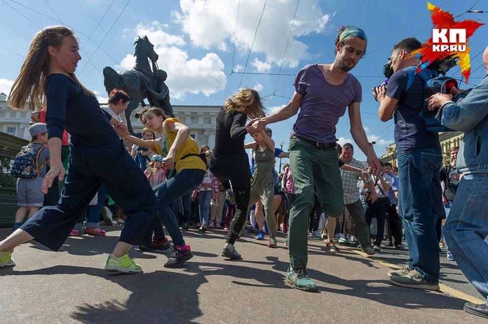 Участники флешмоба прошли от Невского проспекта до "Балтийского дома"