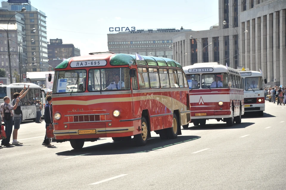 Московский парад ретро-автобусов, посвященный 91-й годовщине открытия в столице регулярного автобусного сообщения.