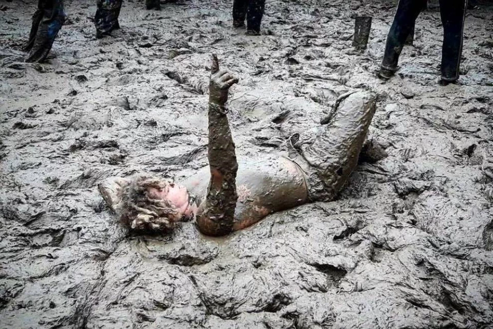 "Нашествие" 2017 утонуло в грязи, но гостей это не сильно огорчало, каждый нашел, чем заняться. Фото: instagram, Михаил Новожилов