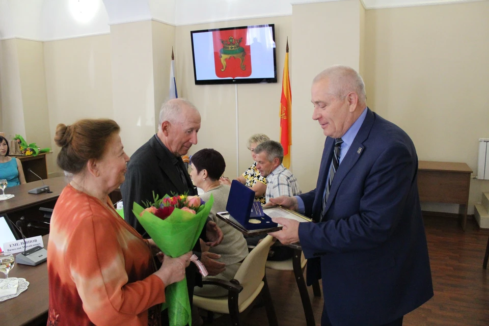 Глава города Александр Корзин вручает награду "За любовь и верность".