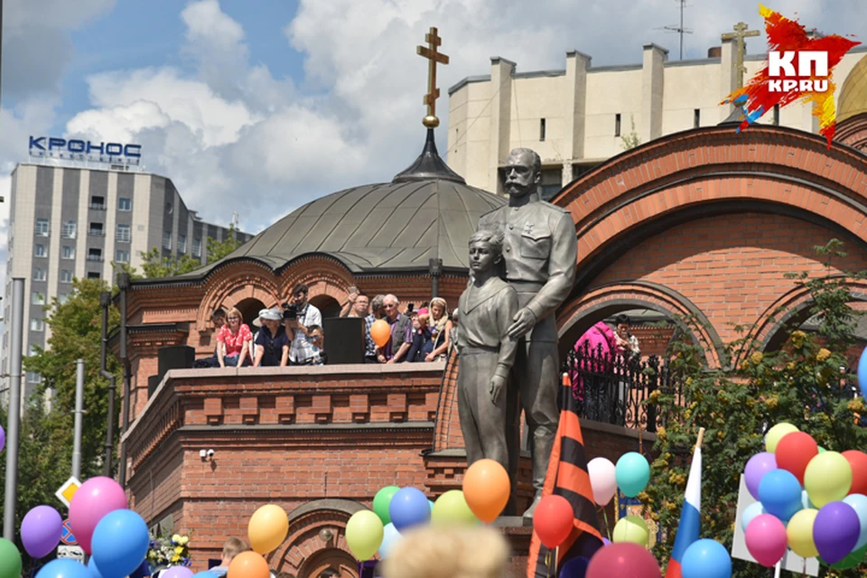 Памятник Николаю II и цесаревичу Алексею установлен возле собора во имя Александра Невского, в самом начале Красного проспекта, на земле, относящейся к собору.