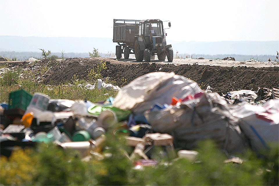 Вместо того, чтобы решать острые экологические проблемы и научиться зарабатывать на мусоре, Россия продолжает его зарывать и сжигать.