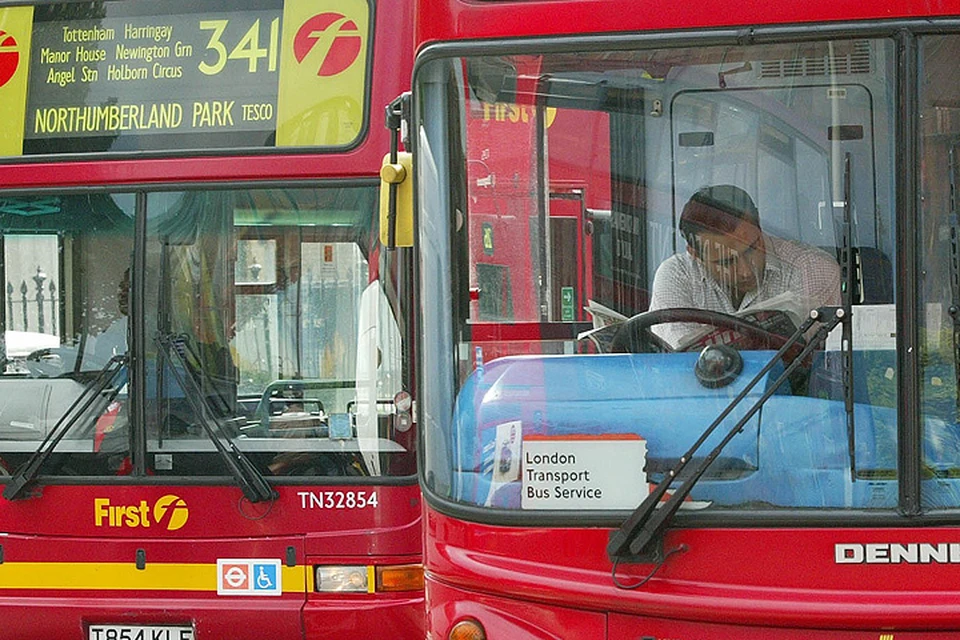 Водителей знаменитых двухэтажных автобусов обязали здороваться по-новому.