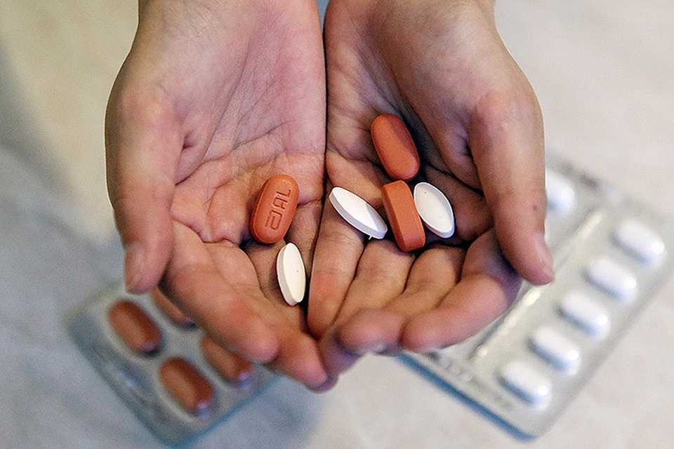 ВИЧ-инфицированный ребенок держит в руках свои лекарства. ФОТО Вячеслав Прокофьев/ТАСС