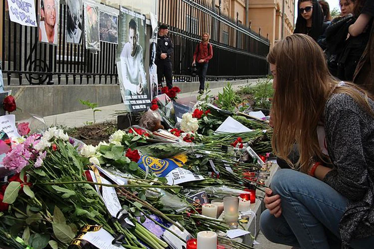 В Москве фанаты погибшего солиста группы Linkin Park: "К сожалению, Честер нашел не самый лучший выход из ситуации"