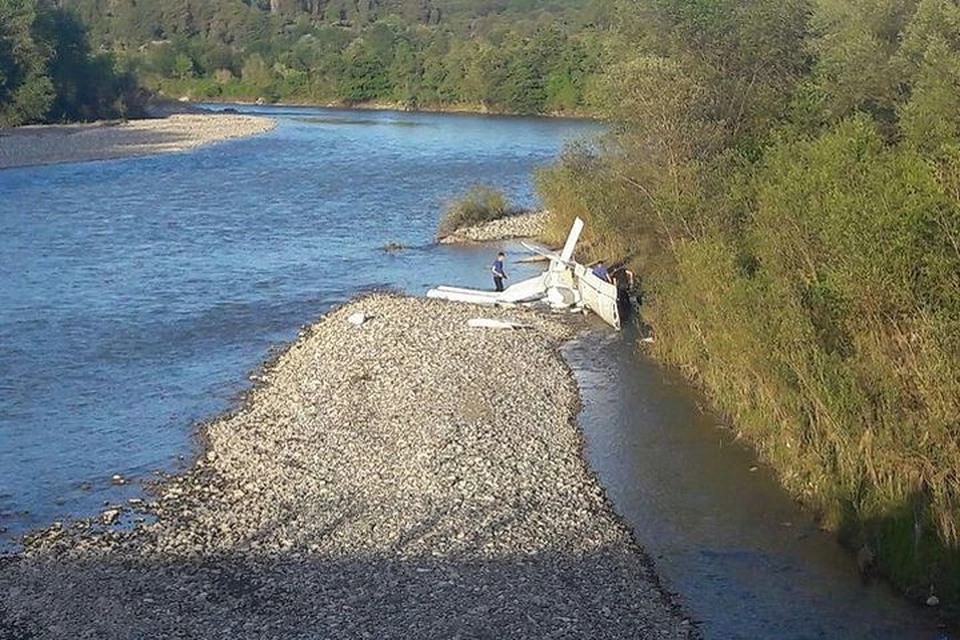 Самолет упал в реку. Фото: МЧС Абхазии.