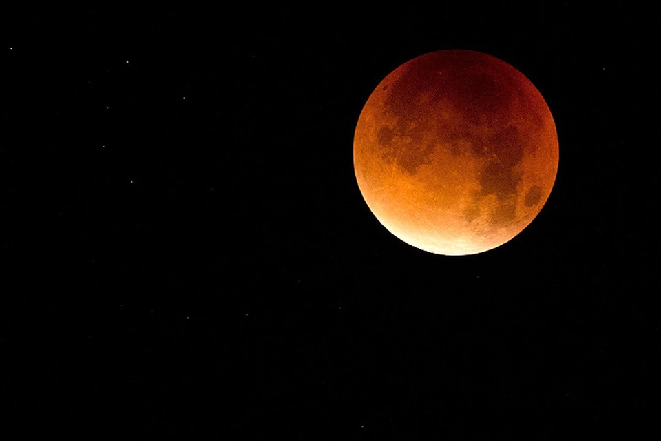 Во время затмений цвет Луны меняется в сторону красных тонов.