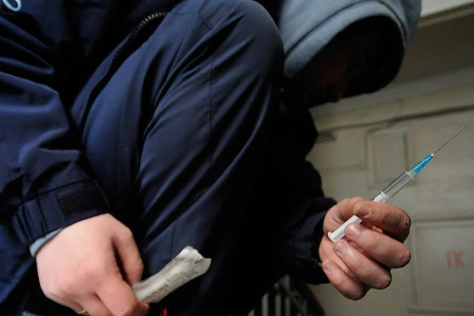 Наркомафия вербует подростков через интернет, наводняя страну китайскими наркотиками